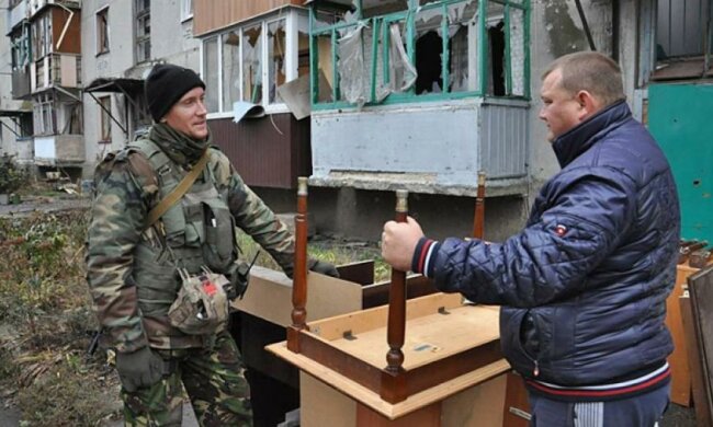 Режим тишины: жители Песков наконец попали в собственные дома (фото)