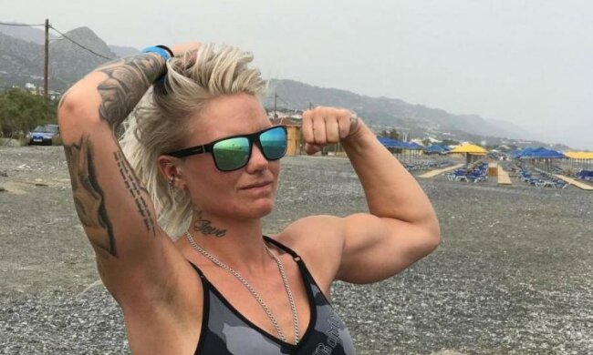 Голая культуристка распиарила свои мячи на всю сеть: фото 18+