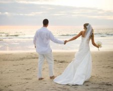 Кросівки та фата: донька скандального нардепа шокувала весільним вбранням