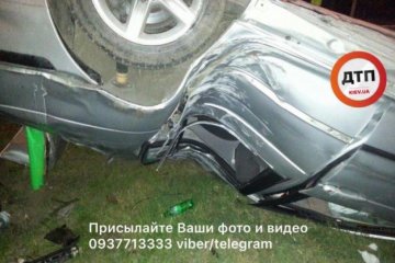 Нічна поїздка по Києву завершилася перевернутою іномаркою та лікарнею