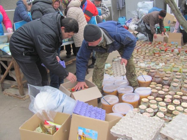 З любов'ю до Украïни: волонтери влаштували справжнiй Великдень на фронтi, неначе у мами вдома