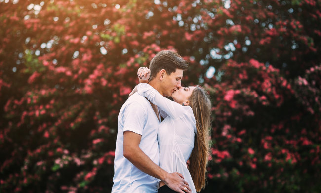 Эротический гороскоп на 23 марта для всех знаков Зодиака: Близнецов нужно сначала накормить, а Ракам надо быть активнее