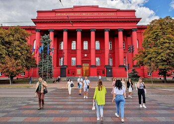 Студенти йдуть в університет