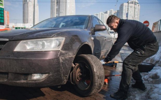 Київські дороги перетворюють життя водіїв на справжнє пекло: красномовні кадри
