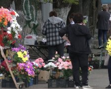 Пластикові квіти для кладовища: фото скрін Ютуб