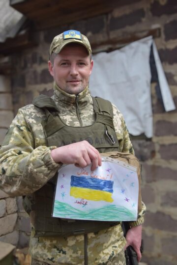 Воїни ЗСУ отримали малюнки від маленьких українців, фото: facebook.com/30brigade