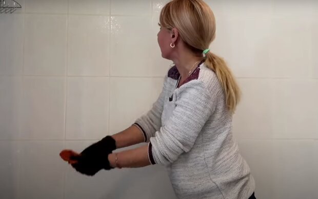 Як відмити плитку у ванній. Фото: скрін youtube