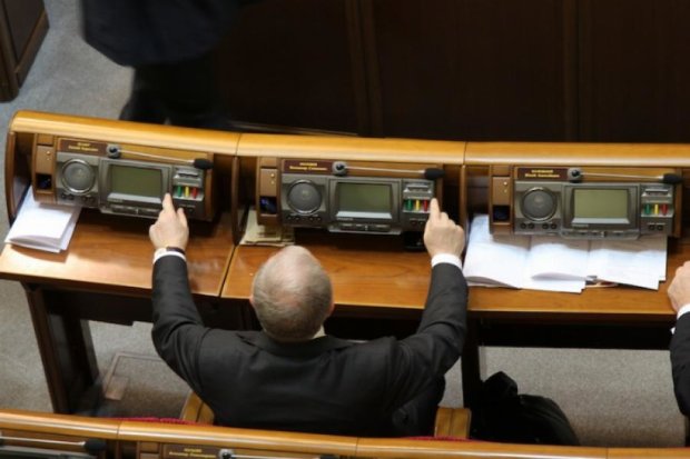  Депутатів-кнопкодавів позбавлять права голосу