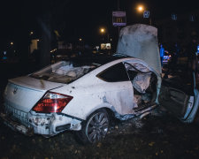 У Києві чотири машини перетворилися на бляшанки: автомісиво на проспекті