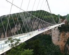 Китайці нищили скляний міст на шаленій висоті