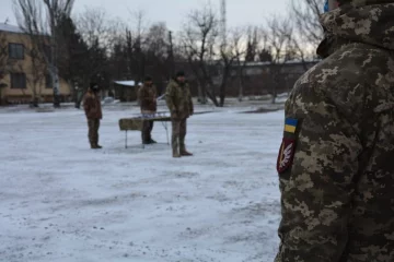 Храбрым украинским воинам вручили знаки отличия командования ООС, фото: штаб ООС