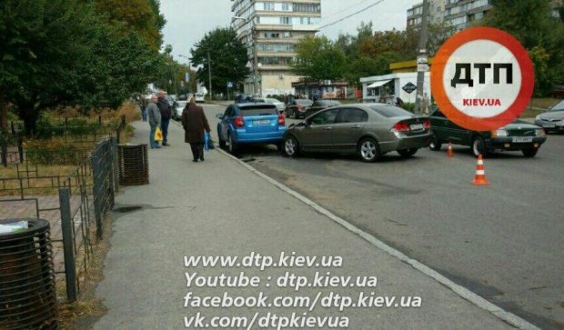 В Киеве на Соломянке Honda протаранила Dodge 