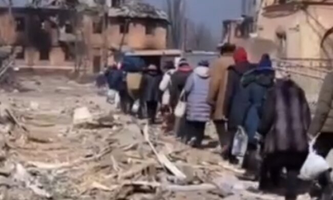 З Маріуполя до росії та "ДНР" примусово вивезли персонал та пацієнтів лікарні: злодіяння ворога потрапили на камеру