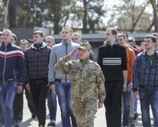 Украинцев хватают прямо посреди улицы и тянут в военкоматы: видео