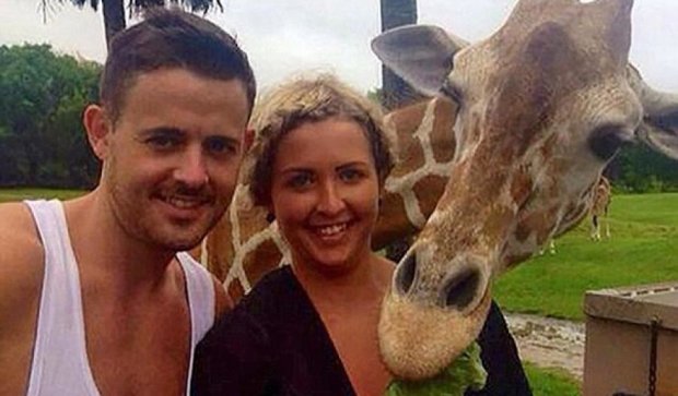 Улыбающийся жираф превратил селфи туристов в фотобомбу