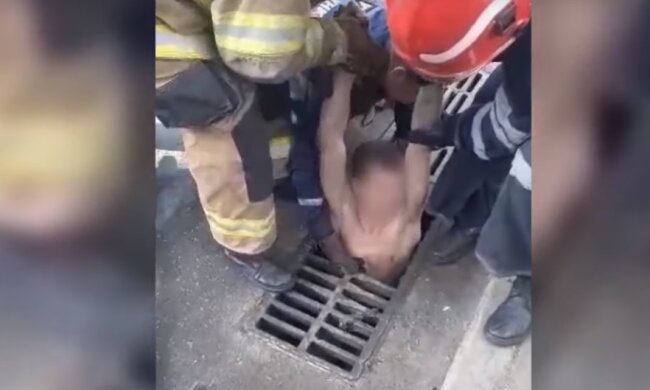 З люка стирчать людські пальці: в Києві поліцейські дістали з каналізації голого чоловіка