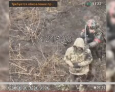 російський терорист використовує воїна ЗСУ як живий щит \ кадр з відео