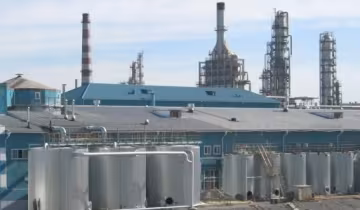 Росіянин на особистому бомбардувальнику атакував нафтовий завод