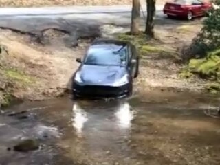 Tesla Model Y, скріншот з відео