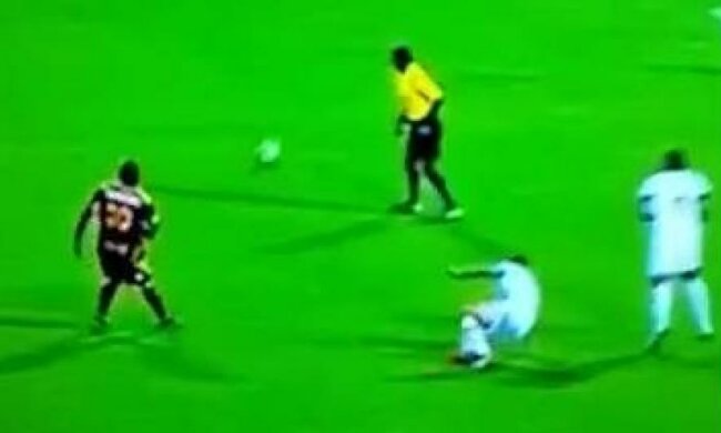Диявольський підкат від колумбійського футболіста (відео)