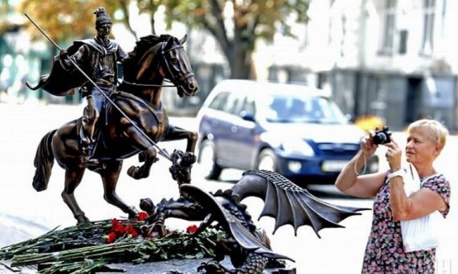 В столице установили памятник "Казаку-победителю" (фото)