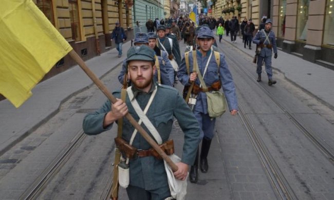 Военные и рычари прошли маршем по улицам Львова (фото)