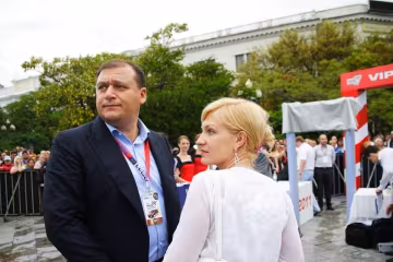 Добкин рассказал, что его жену путают с мамой