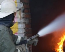 Моторошна пожежа в Москві: горить військова частина, всередині залишилися люди