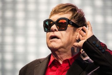 Элтон Джон получил высшую награду Франции: "Необычайная сила человеческого духа"