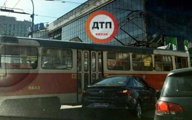 Девушка за рулем легковушки протаранила киевский трамвай