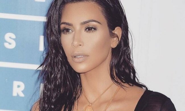 Кардашян соблазнила откровенной позой (фото)