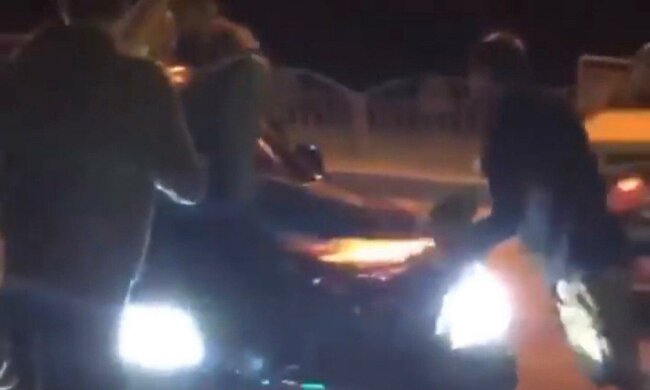 В Харькове пьяная дама протаранила "Жигули" с беременной женщиной и ребенком — рыдала над побитым "Мерсом"