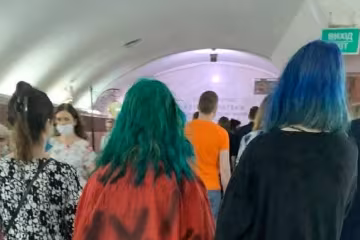 Дівчина в харківському метро, фото: Telegram
