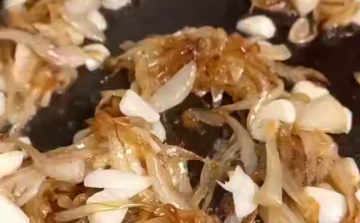 Язык в густой грибной подливке, кадр с видео