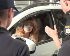 Автоледи из Донецка не хотела платить штраф полицейским (видео)