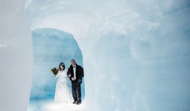 Пара сыграла свадьбу в леднике Исландии (фото)