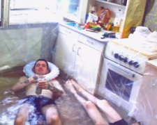 Видеоблогеры превратили кухню в море