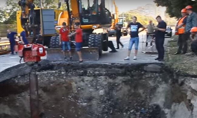 У Києві асфальт пішов під землю під носом у Кличка