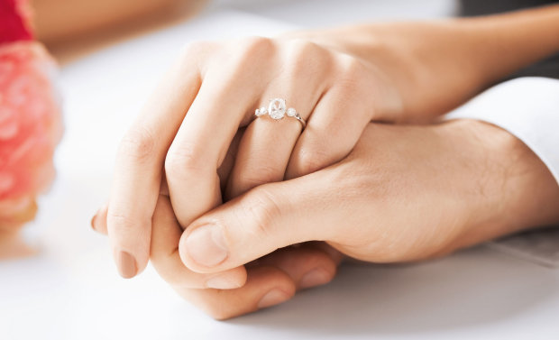 Женщина случайно смыла в унитаз кольцо, подаренное мужем на годовщину. Презент нашелся 9 лет спустя