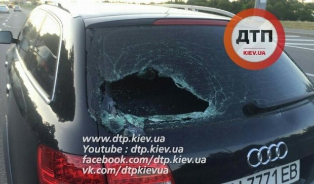 Киевский байкер пробил головой машину на Набережной