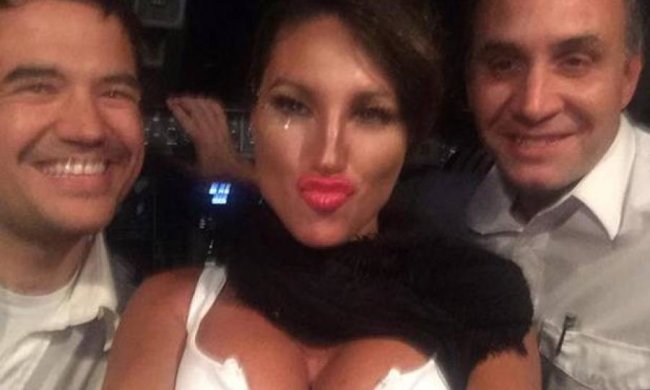 Пілотів зільнили за те, що не вигнали з кабіни зірку Playboy