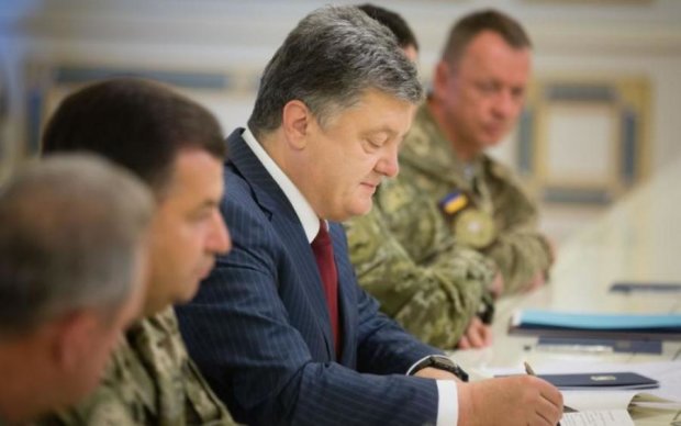 На шаг ближе к НАТО: Порошенко подписал важный закон