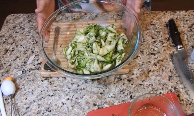 Мариновані кабачки / скріншот з відео