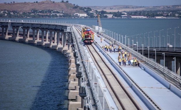 Оккупанты демонтируют скандальный мост в Керченском проливе: разберут на части