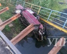 "ВАЗ" з водієм упав з мосту