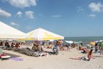 Пляжі Криму та Одеси порівняли одним фото: у Путіна "вимерло", повний провал у розпал сезону