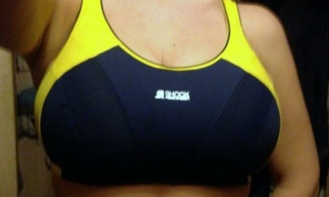 Девушку выставили из спортзала из-за большой груди