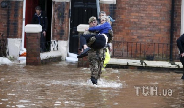 В Британии затопило 200 домов, жизни людей в опасности(фото)