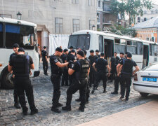 Натовп розлючених тітушок захопив Поділ у Києві, відбувається щось страшне: відео зухвалого нальоту