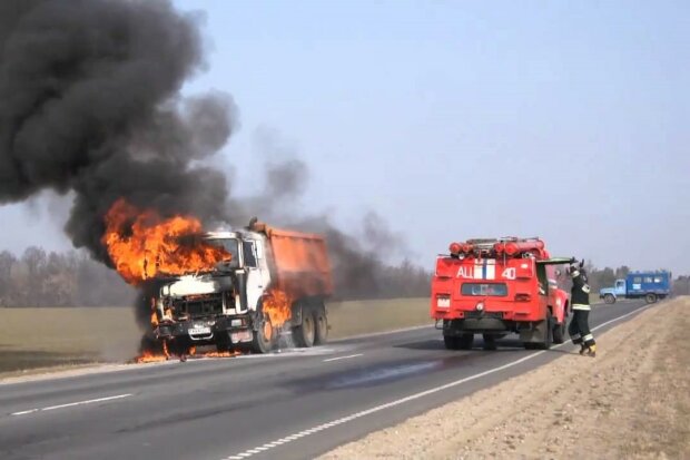 Крематорій на колесах: на Вінниччині вантажівка спалахнула на ходу, рятувати було вже нічого